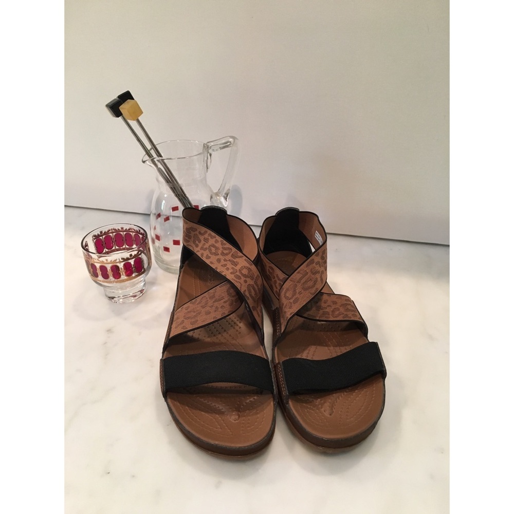 🌴Crocs Leopard Print Elastic Strap Sandals NWOT🌴